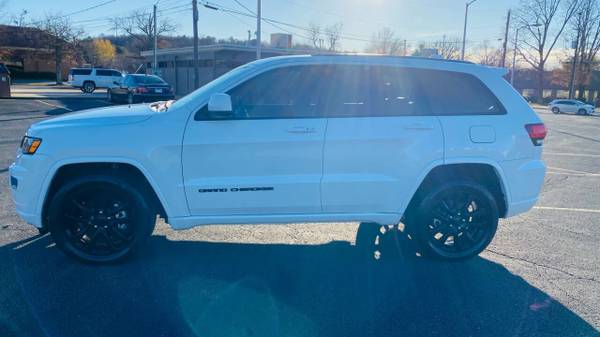 2017 Jeep Grand Cherokee Altitude 4x4 4dr SUV suv White - cars &... for sale in Fayetteville, AR – photo 4