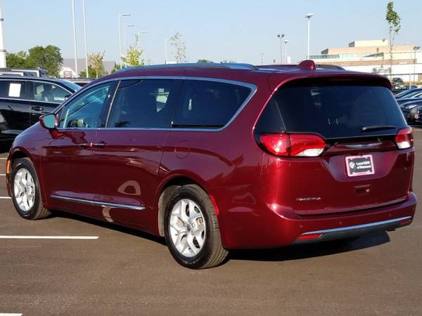 2017 Chrysler Pacifica Touring-L Plus SKU:HR752170 Regular for sale in Westmont, IL – photo 7