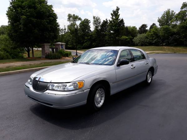 2002 Lincoln Town Car - cars & trucks - by dealer - vehicle... for sale in Bloomington, IN – photo 4