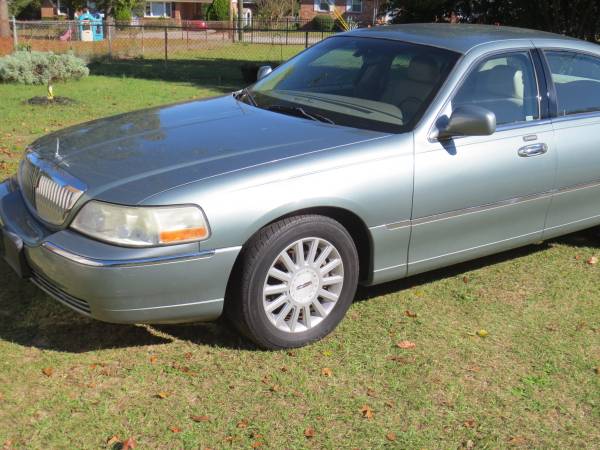 2005 Lincoln Town Car Signature - cars & trucks - by owner - vehicle... for sale in Columbia, SC – photo 2