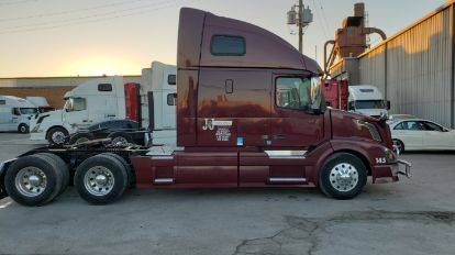 Volvo Semi Truck 2006 - cars & trucks - by owner - vehicle... for sale in Chicago, IL – photo 12