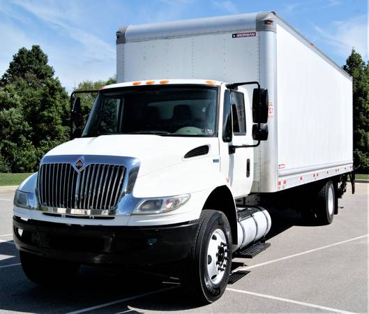 2012 International 4300 26ft Box Truck DT466 A/T Side Door Air Ride for sale in Emerald Isle, FL – photo 2