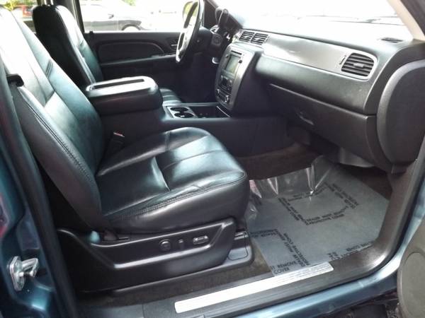 2008 Chevrolet Suburban 4WD 4dr 1500 LT w/2LT with Steering wheel,... for sale in Janesville, WI – photo 6