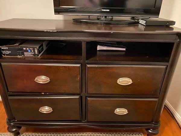 Bedroom furniture set - cars & trucks - by owner - vehicle... for sale in Waldorf, MD – photo 4