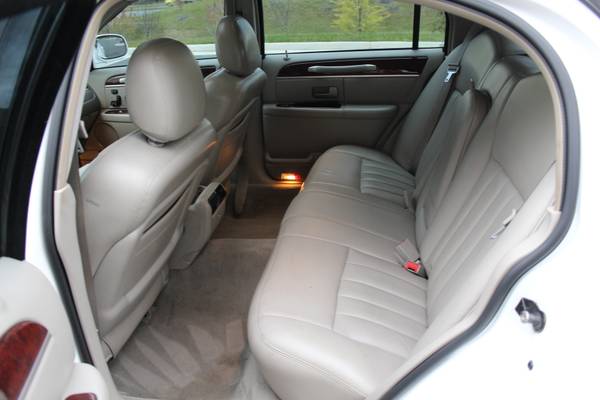 2003 LINCOLN TOWN CAR SIGNATURE WHITE!!! - cars & trucks - by owner... for sale in Sterling, District Of Columbia – photo 10