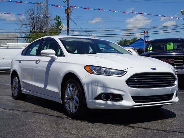 2016 Ford Fusion SE sedan White for sale in Roseville, MI – photo 2