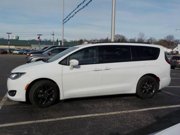 2018 Chrysler Pacifica FWD 4D Passenger Van / Minivan/Van Touring L... for sale in Cambridge, OH – photo 4