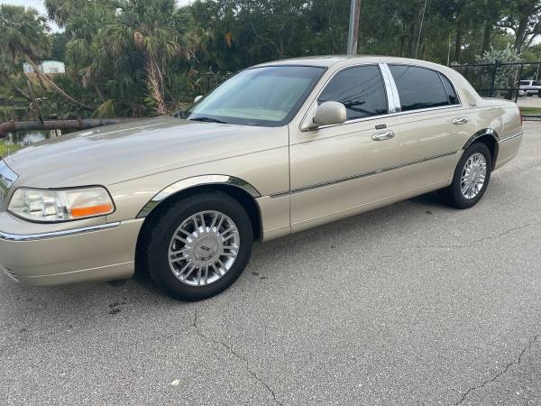 Lincoln Town Car 2008 showroom with Only 86k - - by for sale in West Palm Beach, FL – photo 4