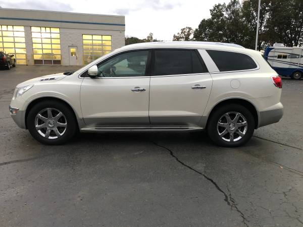 Clean Carfax! 2008 Buick Enclave CXL! AWD! 3rd Row! for sale in Ortonville, OH – photo 2