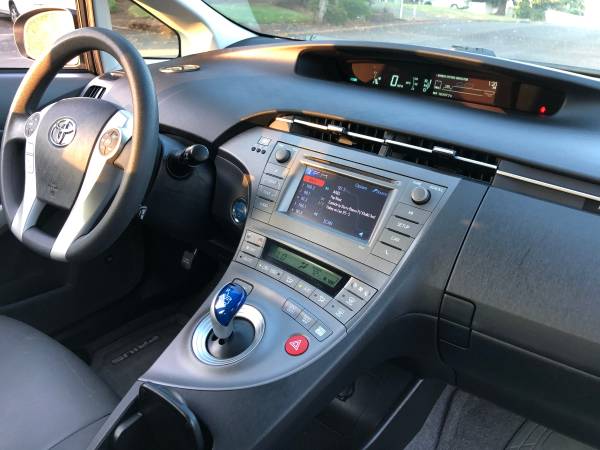 2013 Toyota Prius FOUR Hybrid *51 MPG Gas saver * Leather - cars &... for sale in Vancouver, OR – photo 14