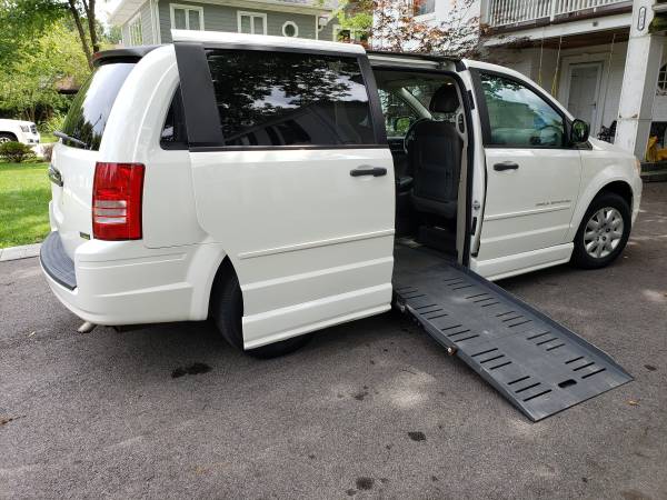 2008 Chrysler Town and Country Wheelchair Accessible Handicap Minivan for sale in Skokie, IL – photo 3