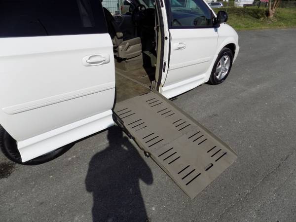 2006 Dodge Grand Caravan SXT - Wheelchair Side Ramp - Lowered Floor for sale in Jacksonville, FL – photo 2