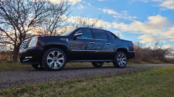 Cadillac Escalade EXT - 22k ORIGINAL Miles - LOADED Extremely RARE!... for sale in Madison, WI – photo 9