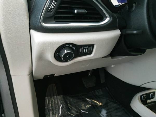 2020 Chrysler Pacifica FWD 4D Passenger Van / Minivan/Van Limited -... for sale in Waterloo, IA – photo 6