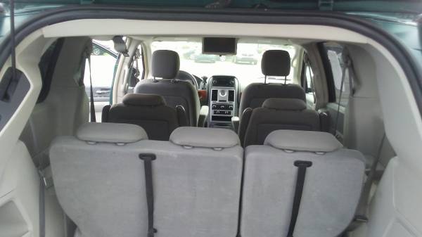 2009 Chrysler Town & Country with Overhead DVD Player for sale in Springfield, IL – photo 15
