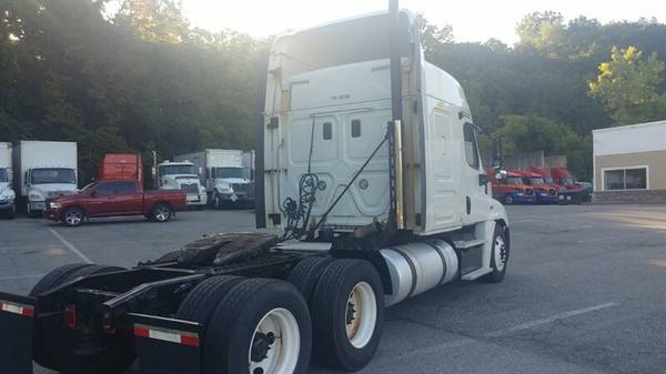 2013 FREIGHTLINER CASCADIA SLEEPER ISX 450 HP ALL CREDIT APPROVALS!! for sale in Wappingers Falls, SC – photo 7