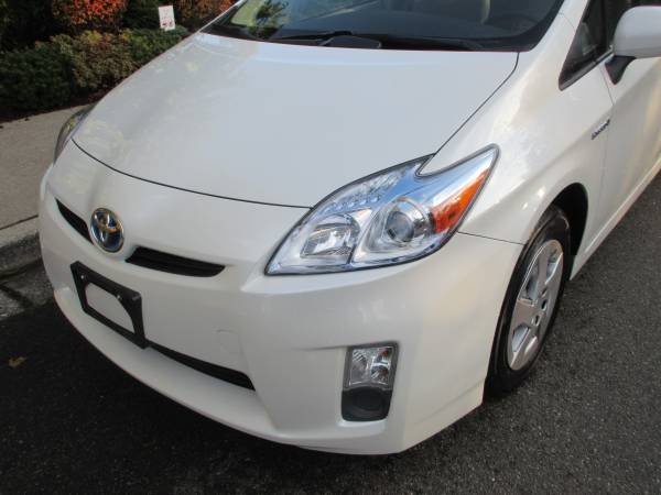2011 TOYOTA PRIUS *LIKE NEW*BEAUTIFUL ! - cars & trucks - by dealer... for sale in Bellevue, WA – photo 3