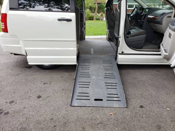 2008 Chrysler Town and Country Wheelchair Accessible Handicap Minivan for sale in Skokie, IL – photo 12