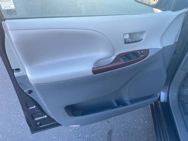 2014 Toyota Sienna XLE 7 Passenger Auto Access Seat 4dr Mini Van -... for sale in Sacramento , CA – photo 12