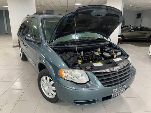 2006 Chrysler Town and Country Touring - - by dealer for sale in Springfield, IL – photo 20
