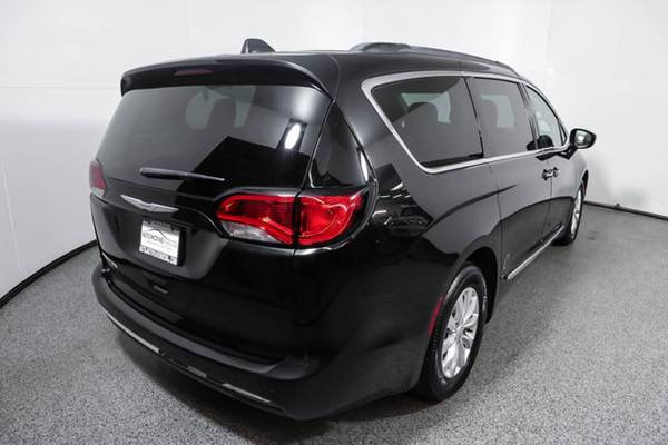 2017 Chrysler Pacifica, Brilliant Black Crystal Pearlcoat for sale in Wall, NJ – photo 5