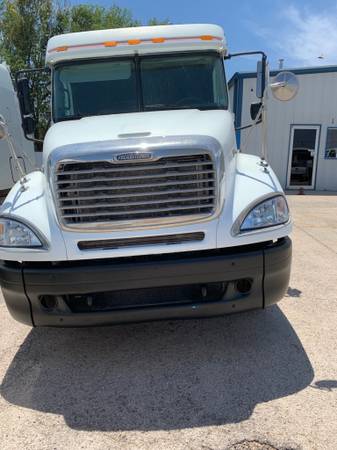 2006 FREIGHTLINER COLUMBIA FLAT ROOF W/SLEEPER for sale in Midland, TX – photo 2