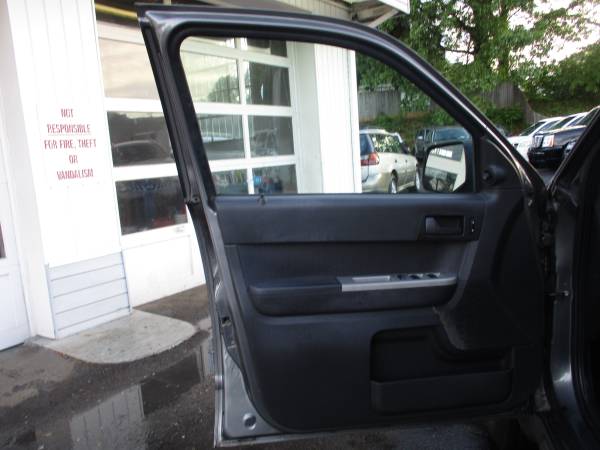 2009 ford Escape XLT 4WD, Leather inside - - by for sale in Roanoke, VA – photo 10