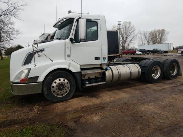 2012 Volvo daycab semi tractor for sale in Fond Du Lac, WI – photo 8