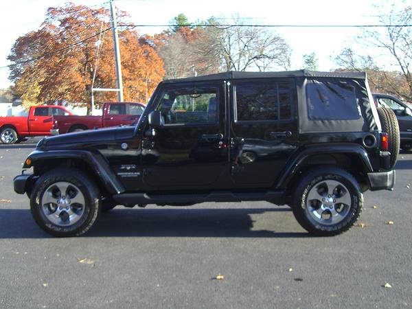 ► 2017 JEEP WRANGLER UNLIMITED SAHARA 4x4 with ONLY 35k MILES !!! -... for sale in Feeding Hills, MA – photo 2