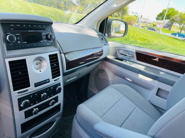 Chrysler Town and Country Touring 2010 for sale in Aurora, IL – photo 10