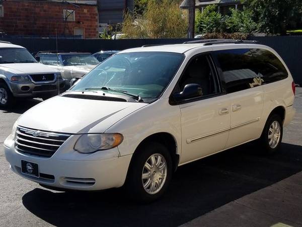2006 Chrysler Town & Country - In-House Financing Available! for sale in LEWISTON, ID – photo 2