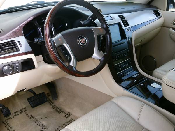 2008 Cadillac Escalade-HEATED LEATHER! NAV! REMOTE START! DVD! for sale in Silvis, IA – photo 9