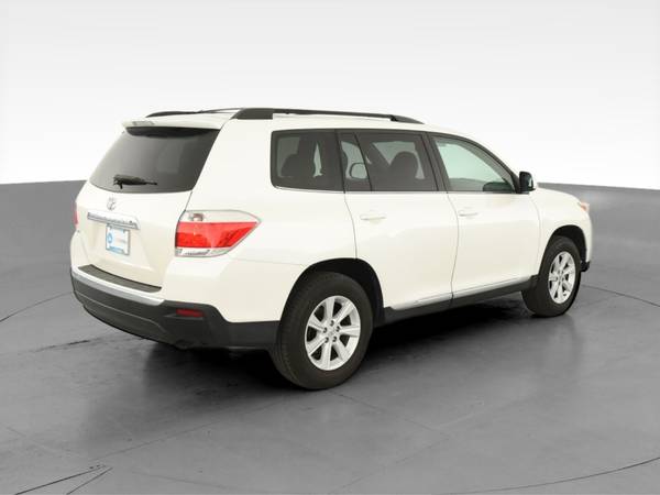 2013 Toyota Highlander Plus Sport Utility 4D suv White - FINANCE -... for sale in Rochester , NY – photo 11