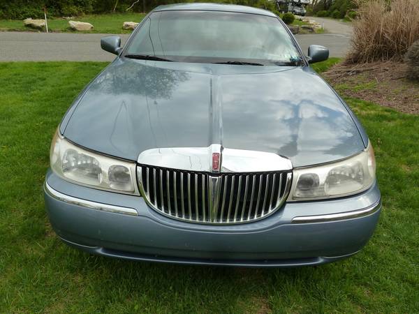 1999 Lincoln Town Car Signature 76k Cean Carfax no accidents or for sale in Huntingdon Valley, PA – photo 2