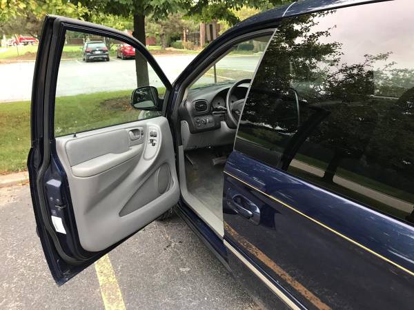 2005 CHRYSLER TOWN & COUNTRY (low miles) for sale in Bridgeview, IL – photo 23