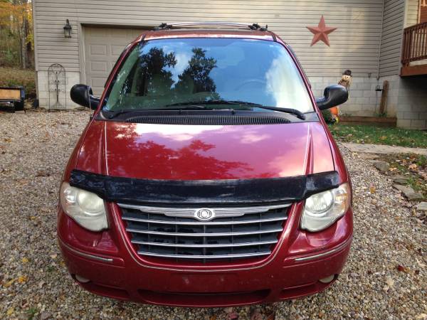 2005 Chrysler Town & Country Limited for sale in Howard, OH – photo 3