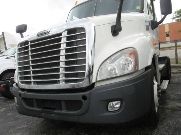2014 FREIGHTLINER CASCADIA Truck - - by dealer for sale in Saint Louis, MO – photo 2