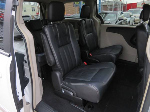 2016 Chrysler Town & Country Touring Minivan Runs & Looks Great! for sale in Brooklyn, NY – photo 23
