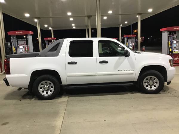 White 2007 Chevy Avalanche LS 4X4 Truck - cars & trucks - by dealer... for sale in Dallas Center, IA – photo 5
