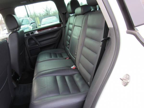 2007 Volkswagen Touareg V6 with Dual front & rear reading lights for sale in Grayslake, IL – photo 14