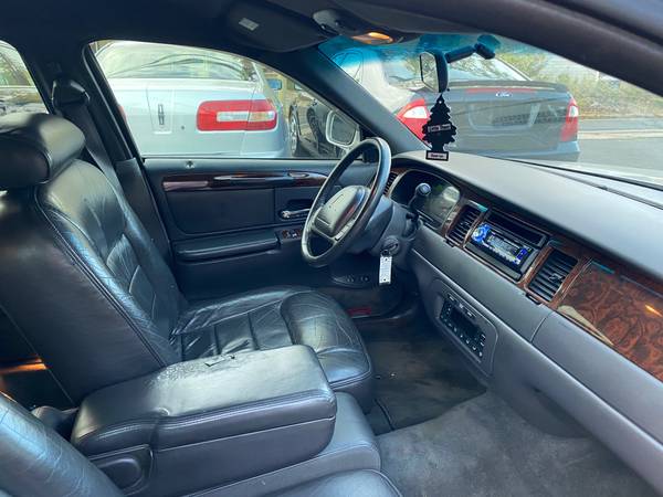1999 Lincoln Town Car (122k, V8, Leather) - cars & trucks - by... for sale in Bristol, CT – photo 8