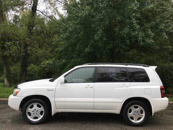 2005 Toyota Highlander 3rd row loaded! - cars & trucks - by dealer -... for sale in Riverside, MO – photo 2