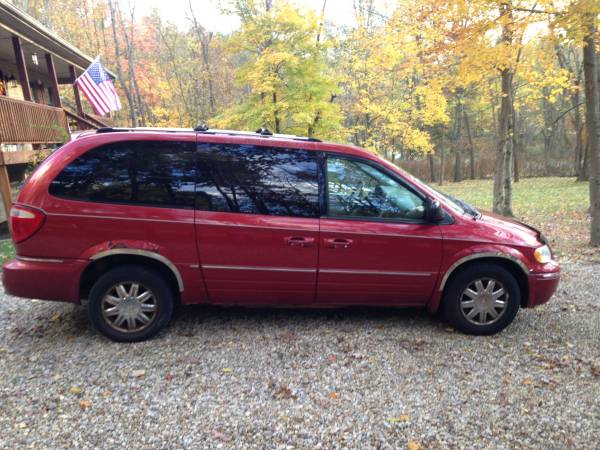 2005 Chrysler Town & Country Limited for sale in Howard, OH – photo 4