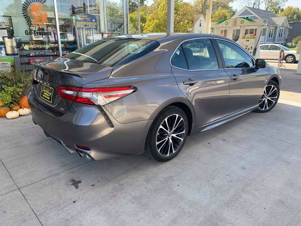 2018 Toyota Camry SE 27,040 miles www.smithburgs.com for sale in Fairfield, IA – photo 3