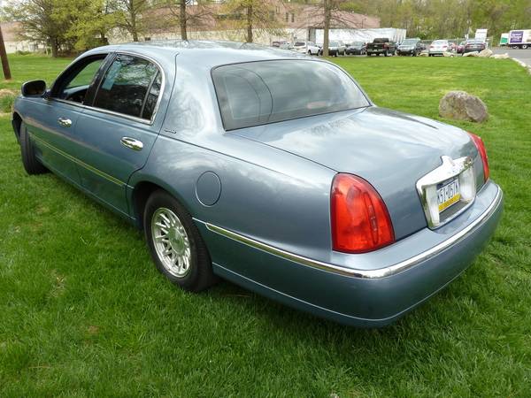 1999 Lincoln Town Car Signature 76k Cean Carfax no accidents or for sale in Huntingdon Valley, PA – photo 5