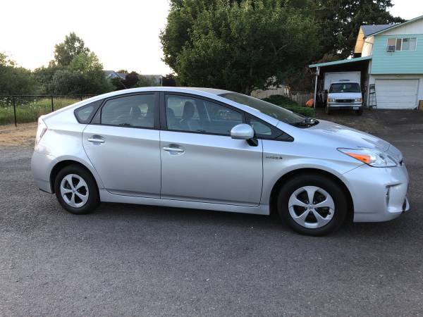 2013 Toyota Prius FOUR Hybrid *51 MPG Gas saver * Leather - cars &... for sale in Vancouver, OR – photo 3