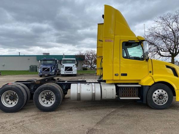 2016 Volvo VNL64T300 Day Cab Tractor 86149JS - - by for sale in Fond Du Lac, WI – photo 7