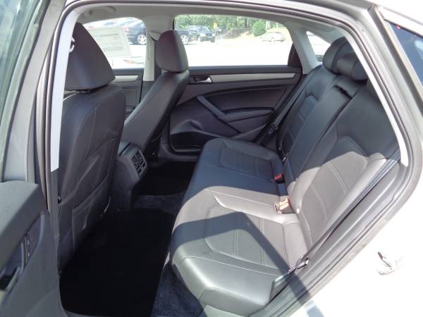 2014 Volkswagen Passat 4dr Sdn 2.0L DSG TDI SE w/Sunroof & Nav -... for sale in Greenville, SC – photo 16