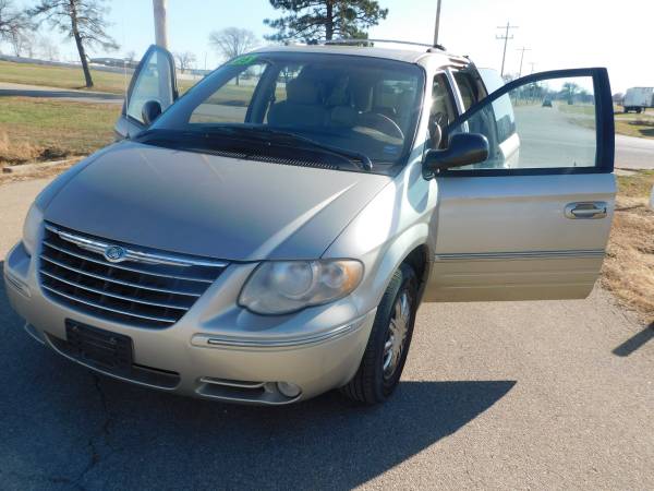 2005 Chrysler Town&Country - cars & trucks - by dealer - vehicle... for sale in Topeka, KS – photo 9
