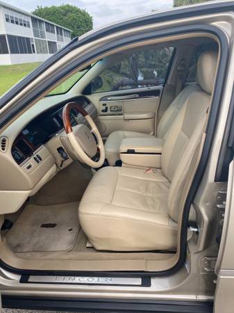 Lincoln Town Car 2008 showroom with Only 86k - - by for sale in West Palm Beach, FL – photo 7